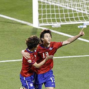 Slick South Koreans beat Bahrain in Asian Cup